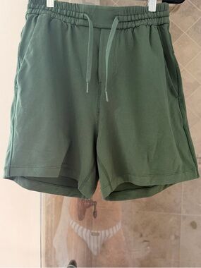LuluLemon jersey soft shorts in forest green NWOT